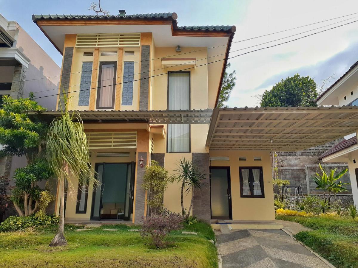 Villa 3 Bedroom Edelweis No. 7 Near Museum Angkut Batu  Bagian luar foto
